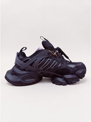 2. Sneakers Nero