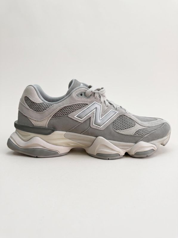 2. Sneakers logata Grigio Chiaro New Balance u9060erd