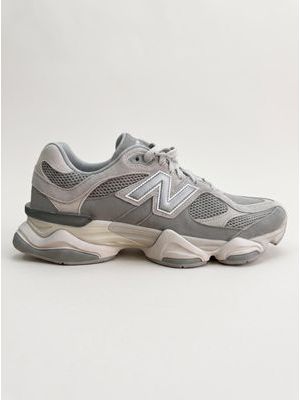 2. Sneakers logata Grigio Chiaro