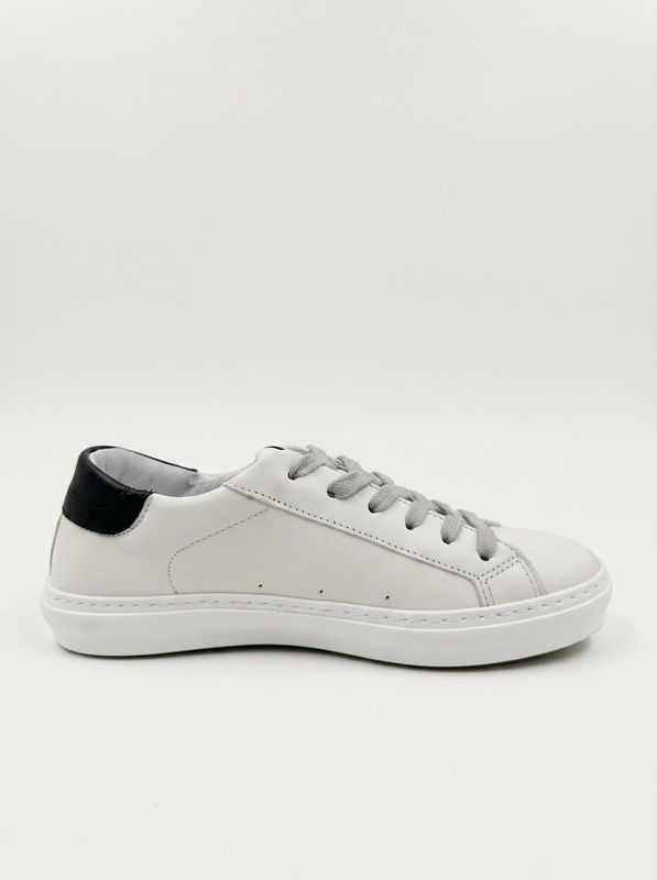 2. Handcrafted sneakers with side logo Black and White 2Star 2sb3445